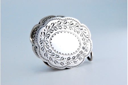 Caixa de Vinagrete em prata e ouro com gravados de motivos florais em forma oval do período de Jorge VI.